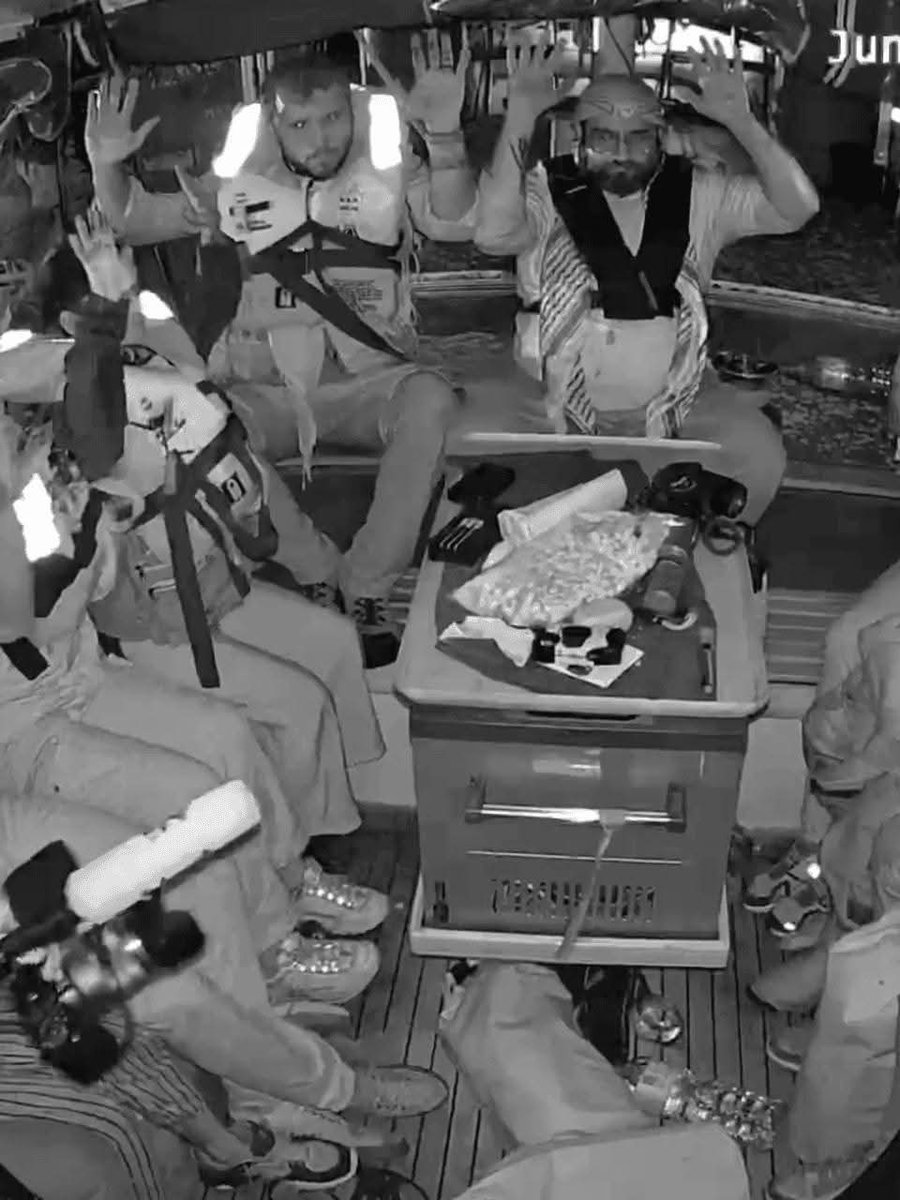 عاملين ابطال علي المصريين وأمام الإسرائيلين نعامة.
استسلموا بدون اي مقاومة .. مش شايفين يعني الصمود.