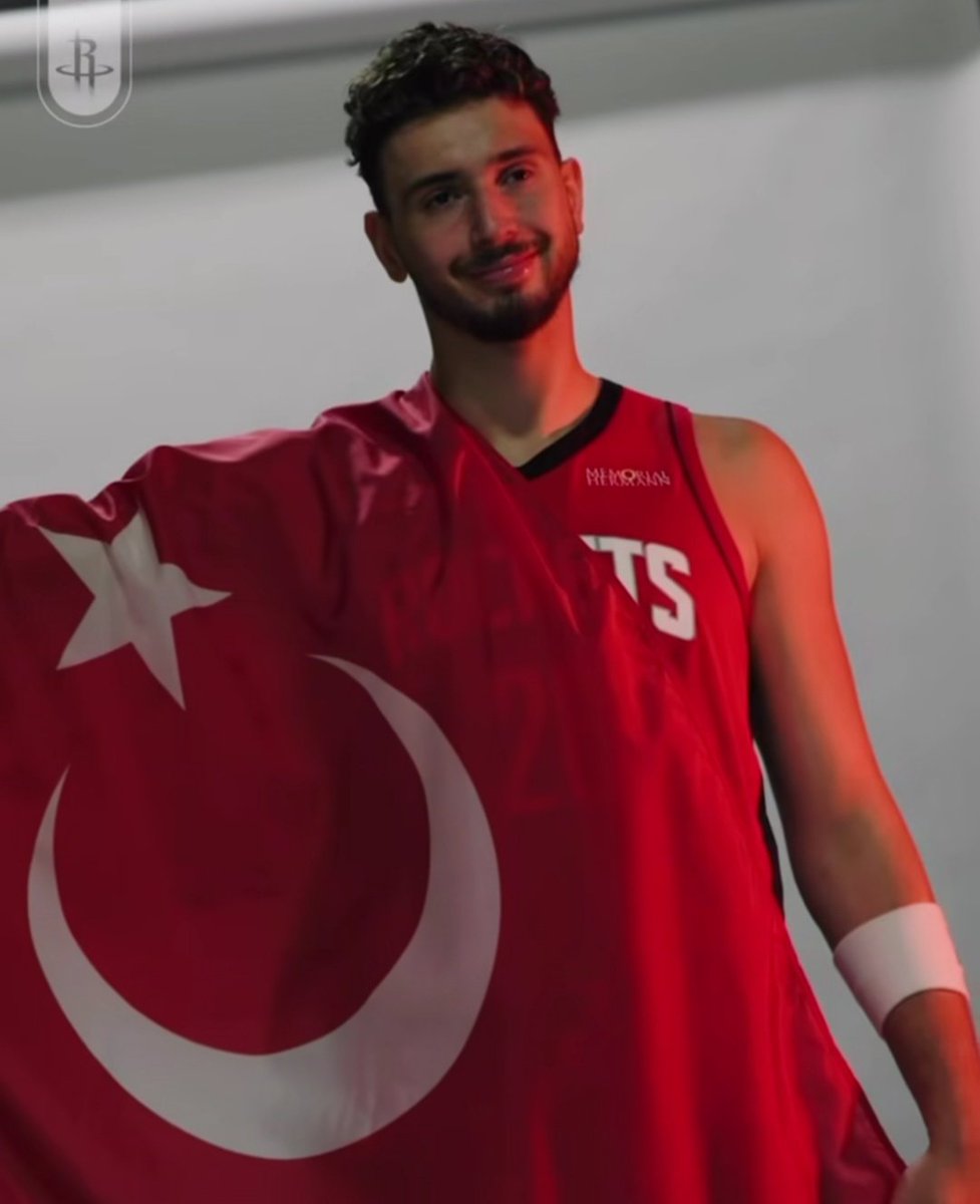 🇹🇷 Alperen Şengün, NBA Medya Gününe Türk Bayrağıyla katıldı.