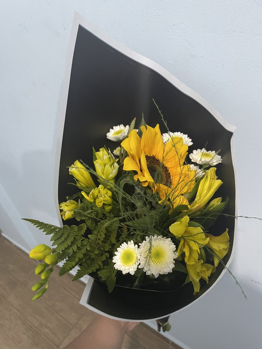 celanahii's tweet photo. Mi esposo ayer llegó de trabajar con este hermoso ramo y acto seguido me dijo: No es un día especial, pero no es necesario que sea uno, yo te amo todos los días…
😍🤤💘
Acá estoy muerta de amorrrrr 🥰 https://t.co/q3sJ3C11Vl