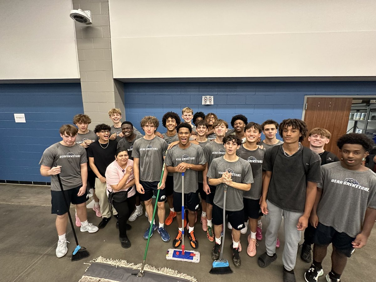 It’s #NationalCustodialWorkersDay ! We have some of the best here <a href="/BridgelandCFISD/">Bridgeland HS</a>! Boys basketball is happy to show their appreciation by helping clean up lunch! #Together #WinTheDay