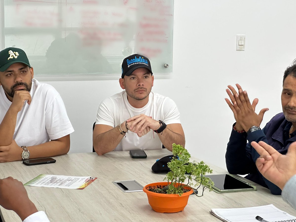 ControlUrbanoBq's tweet photo. #AEstaHora nos reunimos con coordinadores de nuestros grupos de vigías para trabajar en fortalecer y construir estrategias que ayudarán a que Barranquilla continúe mejorando en el buen uso de nuestros espacios públicos. https://t.co/pQ0f20bBwZ