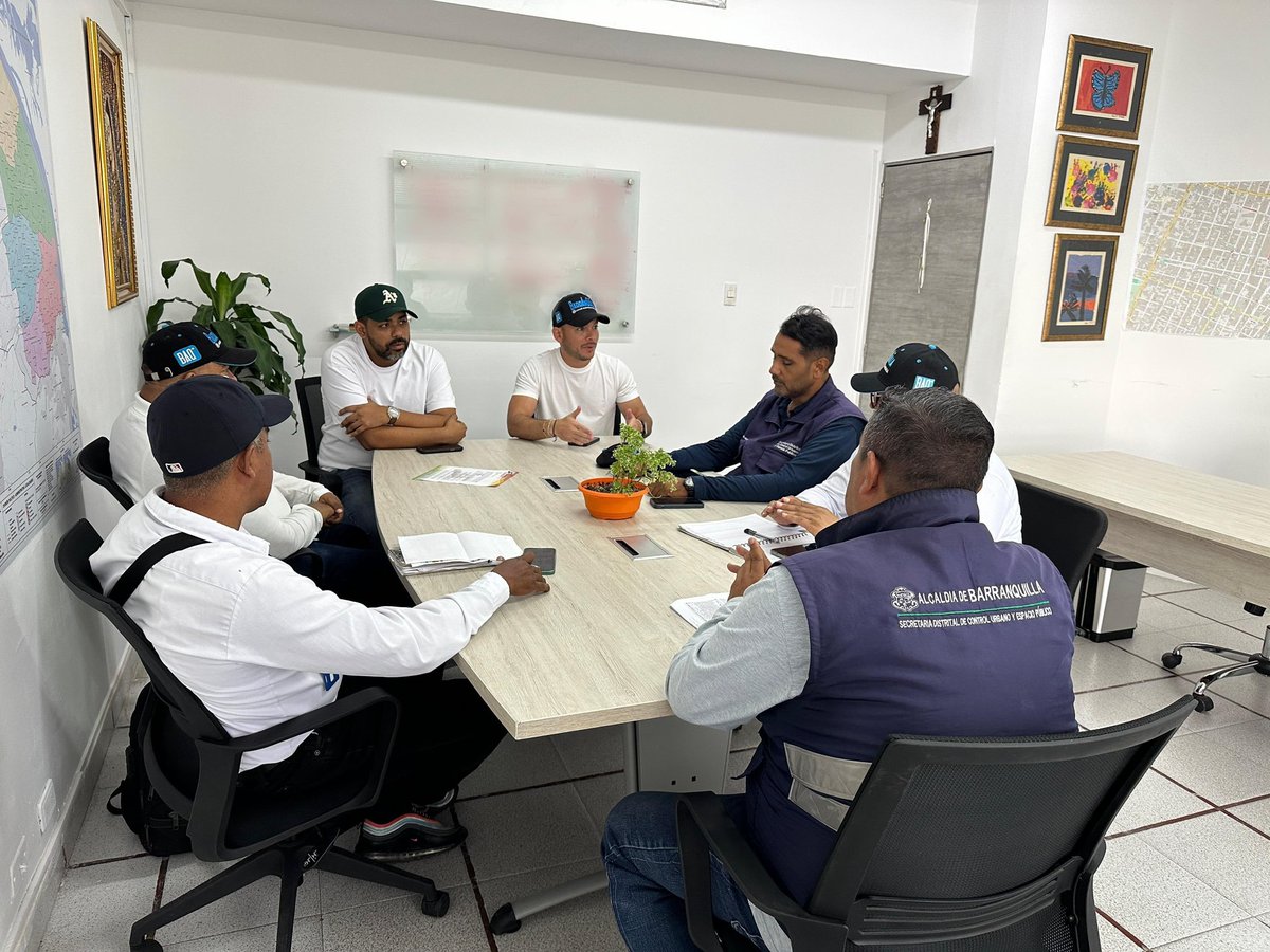 ControlUrbanoBq's tweet photo. #AEstaHora nos reunimos con coordinadores de nuestros grupos de vigías para trabajar en fortalecer y construir estrategias que ayudarán a que Barranquilla continúe mejorando en el buen uso de nuestros espacios públicos. https://t.co/pQ0f20bBwZ