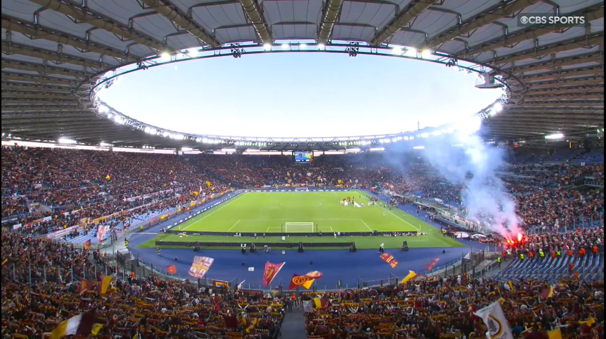 kophopper's tweet image. Craquage des @DoguesVirageEst juste avant le coup d’envoi. 🎇 ROMA 🆚 LOSC #UEL 🇪🇺 #ASRLOSC