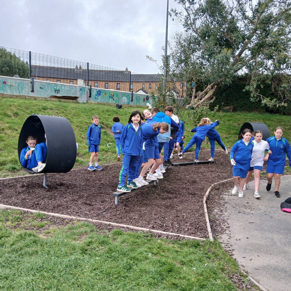 Taitníonn an trealamh nua ar an gclós go mór leis na páistí