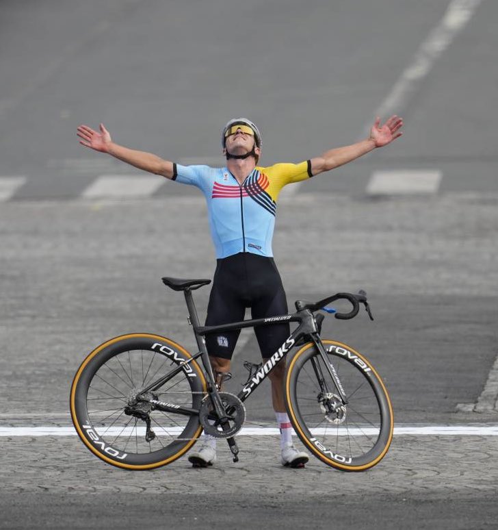 Tommy Milanello (@tommilanello) on Twitter photo Remco #Evenepoel ha scritto la storia.
È il primo uomo sul pianeta ad essere contemporaneamente …
🥇 Campione Olimpico
🌈 Campione del Mondo
🇪🇺 Campione d’Europa
🇧🇪 Campione del Belgio
… nella cronometro individuale. Remco #Evenepoel ha scritto la storia.
È il primo uomo sul pianeta ad essere contemporaneamente …
🥇 Campione Olimpico
🌈 Campione del Mondo
🇪🇺 Campione d’Europa
🇧🇪 Campione del Belgio
… nella cronometro individuale.