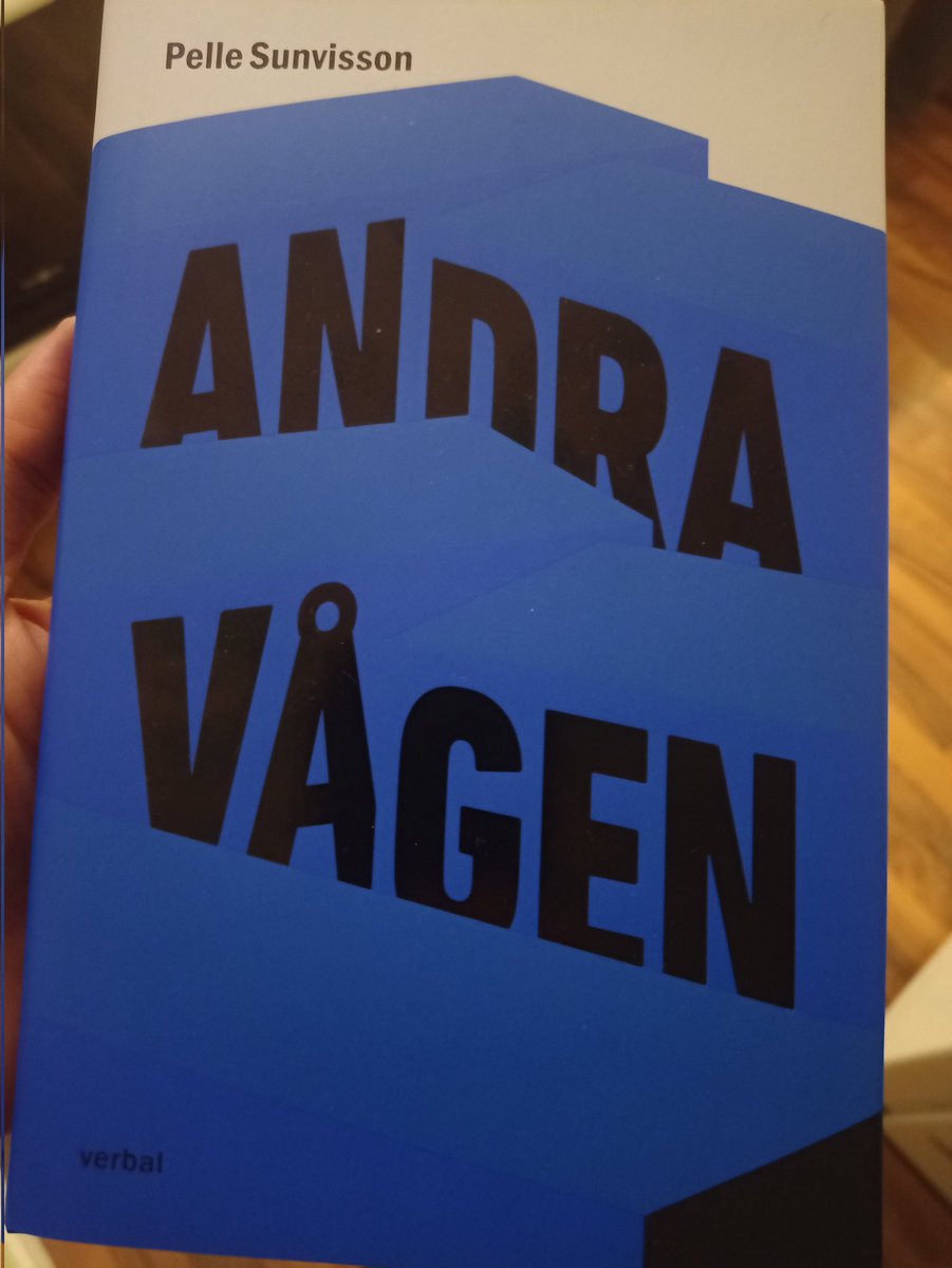 Orkade inte vänta på att få mina ex på posten, så åkte till Hornstulls bokhandel och hämtade ett ex. Ligger utmärkt i handen.