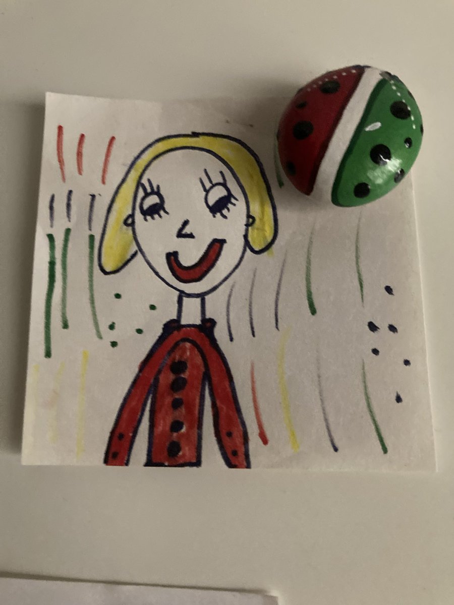 Vialedeiciliegi's tweet photo. Così mio figlio, molto piccolo, disegnò la sua nonna (mia madre). Ma parliamo degli occhi…
Un dono prezioso, i nonni.
#festadeinonni https://t.co/PrCVmHnvZh