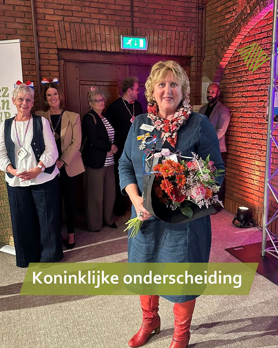 #KoninklijkeOnderscheiding 🎖️ | Vandaag werd Thea Nabring uit Zevenaar door burgemeester <a href="/vanriswijk/">Lucien van Riswijk</a> benoemd tot Ridder in de Orde van Oranje-Nassau voor haar jarenlange inzet voor onderwijs, samenleving en opvang van mensen in nood. Meer info ➡️ zevenaar.nl/koninklijke-on…
