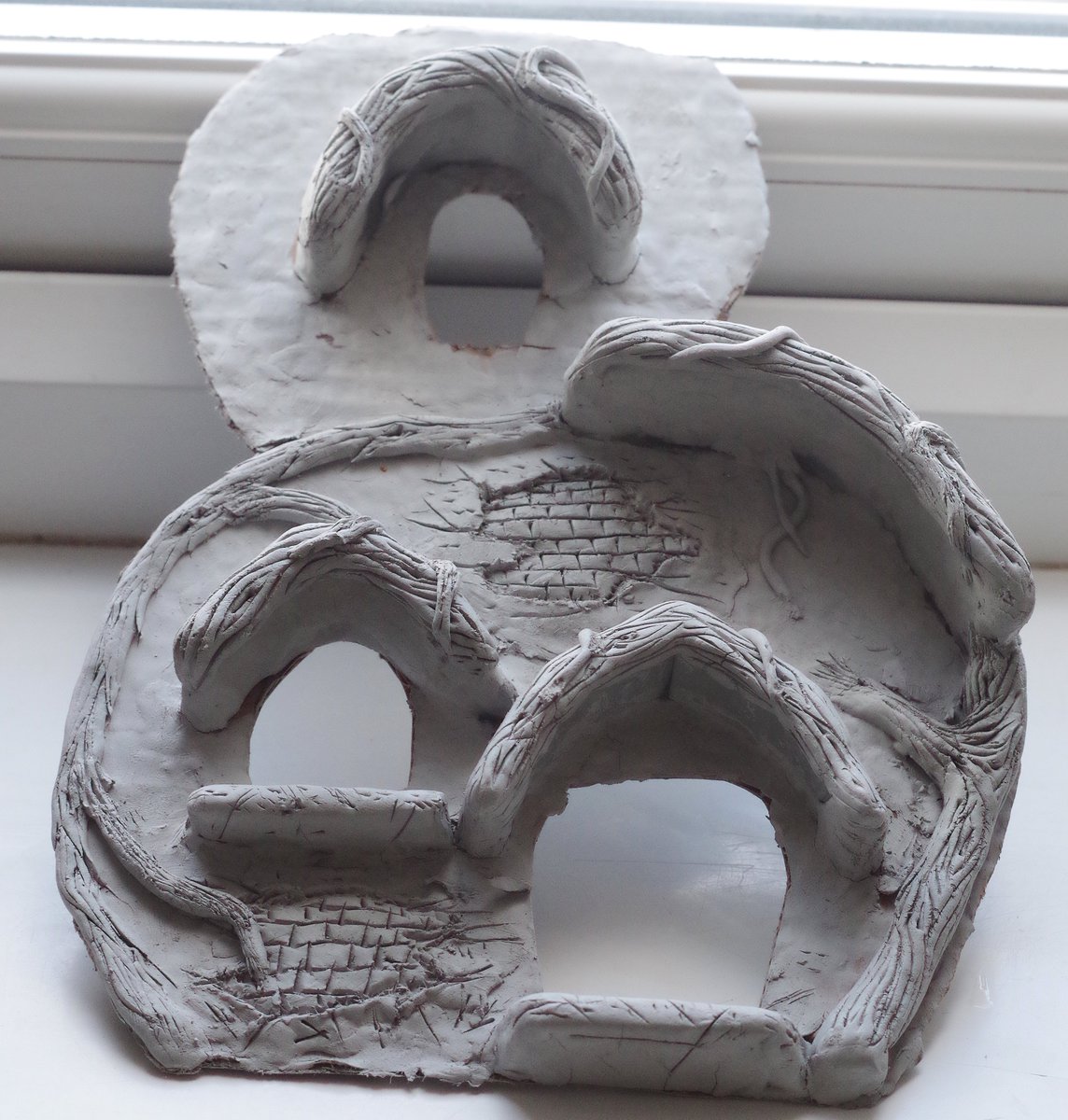simon_dell_tog's tweet image. finished the little clay house .
also added some images at the end of it being made . 📷
#clayart #clayhouse #handmade #fairyhouse #mousehouse
#mousevillagecreator #simondell