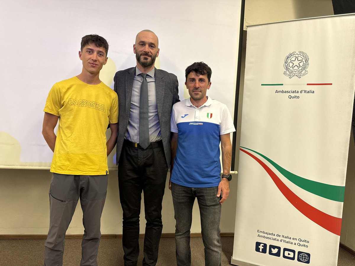 ItalyinEcuador's tweet photo. 🇪🇨🇮🇹 El espíritu del trail une montañas y culturas. Junto a Tatoo organizamos un #TrailLab donde los atletas italianos Paolo Germanetto y Andrea Rostan compartieron con la comunidad ecuatoriana sus técnicas, experiencias y la pasión por el trail running 🏅💙 https://t.co/Z0LgKEAQEa