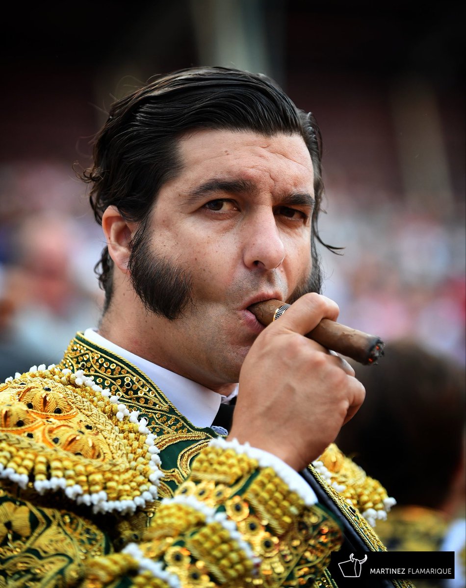 Hoy no es un día cualquiera, es el cumpleaños del maestro de la Puebla. Esperemos que haya tenido un muy buen día y lo haya disfrutado al igual que lo hacemos con su toreo. Esperando al 12 de Octubre para el homenaje a Antoñete, la cual puede ser un gran día para Morante.