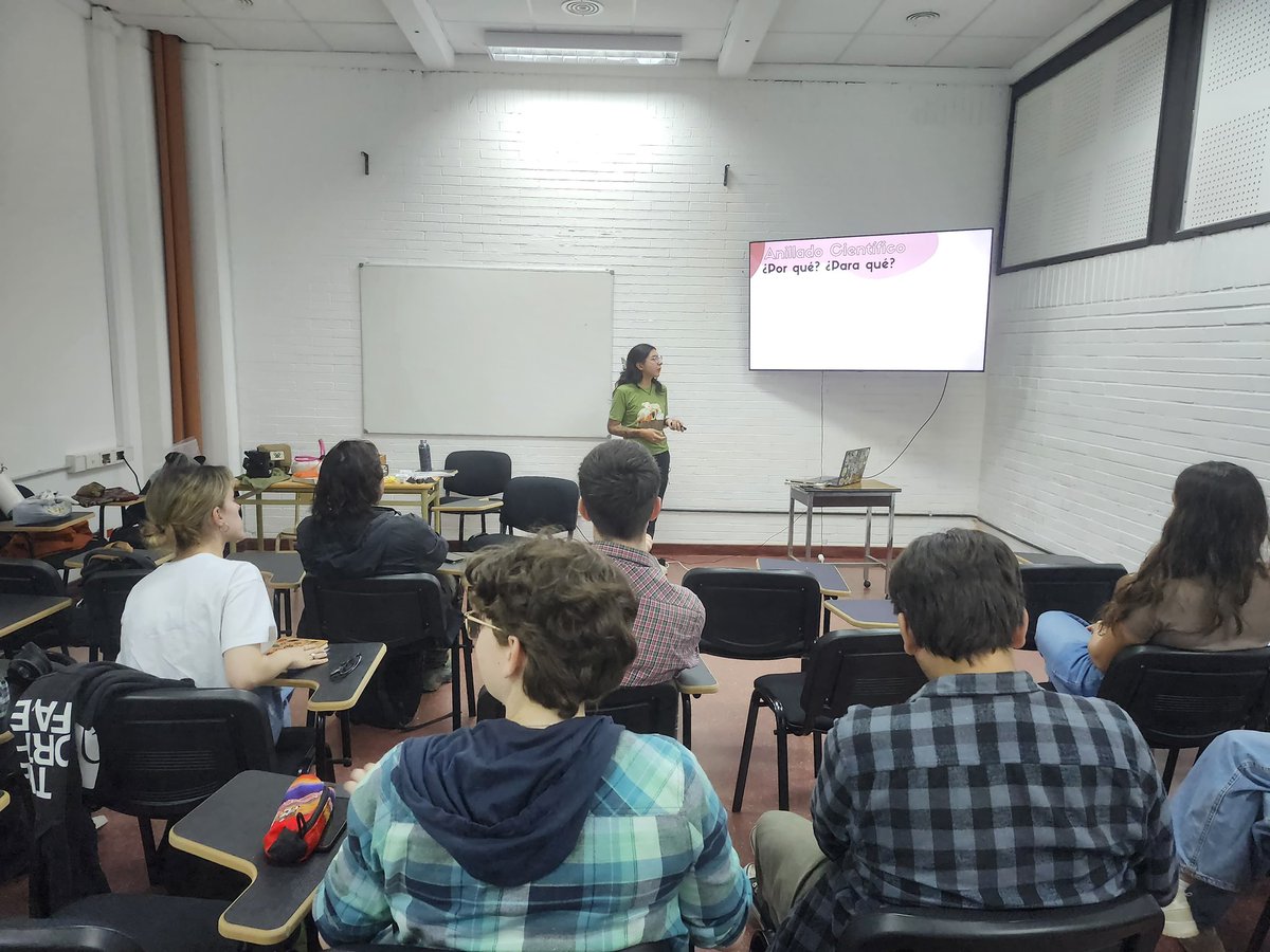 Hoy dimos la jornada teórica del primer taller de anillado científico en <a href="/Exactas_UBA/">Exactas UBA</a> 
Muy felices de poder traer estos conocimientos a la comunidad de la facultad, tratando de hacer un aporte en la formación de futuros ecólogos
