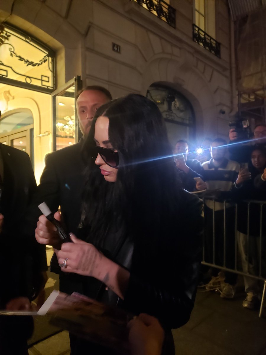 Met Demi 🖤💘 tweet media