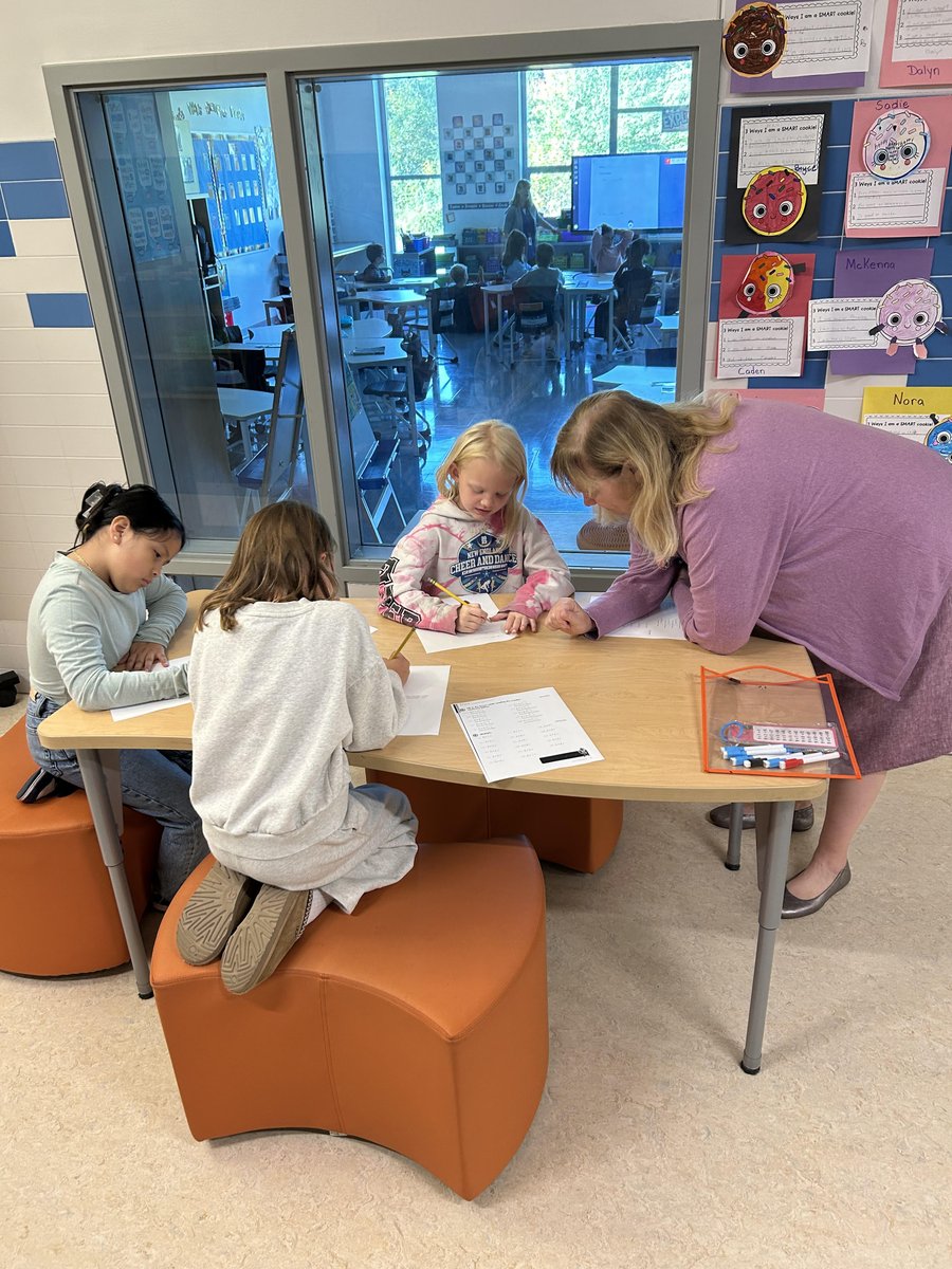Tweet_DPS's tweet photo. π Such a great day at Smith School! Superintendent Bauer and Assistant Superintendent Anderson jumped right in, teaching and learning alongside our students! π #DPS #SmithSchool https://t.co/PfIDWuszDZ