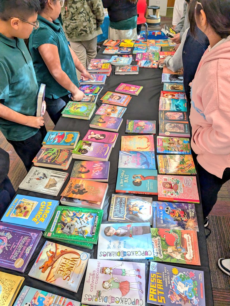 MsPatelLibrary's tweet image. A huge thank you to Book Drive for Kids! Our students were over the moon to choose their very own books to add to their home libraries. This gift sparks a lifelong love of reading- literally priceless! 📚❤️ @CasaViewES @DISD_Libraries @baverticalteam