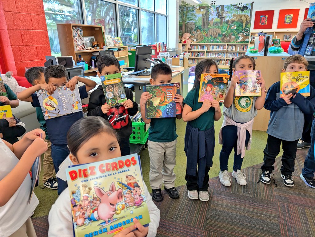 MsPatelLibrary's tweet image. A huge thank you to Book Drive for Kids! Our students were over the moon to choose their very own books to add to their home libraries. This gift sparks a lifelong love of reading- literally priceless! 📚❤️ @CasaViewES @DISD_Libraries @baverticalteam