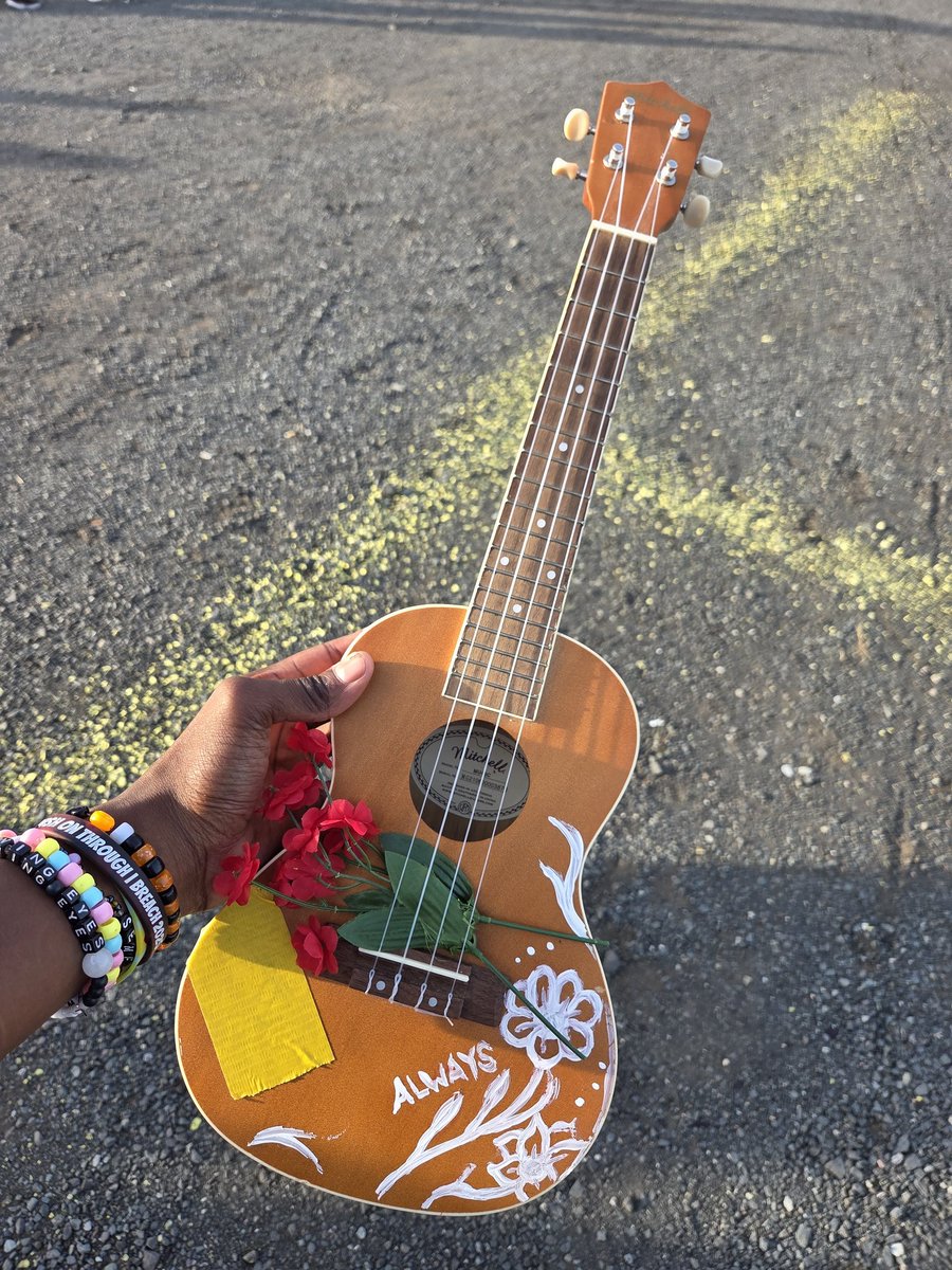 GlowingEyesRep's tweet photo. Also! I donated my uke and painted it to replace the one that was broken in the camp and lindsay accepted it🥲 https://t.co/E9AgUOOZ1e