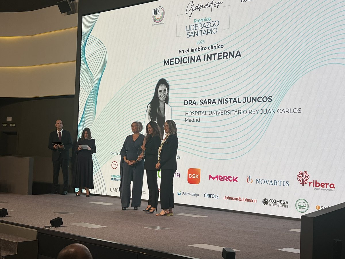La Dra. Rosa Arroyo <a href="/ArroyoCastilloR/">rosa arroyo</a> hace entrega del premio Liderazgo Sanitario en el ámbito clínico de Medicina Interna a la Dra. Sara Nistal del HU Rey Juan Carlos

<a href="/OdSalud/">Observatorio de Salud</a> <a href="/FundacionAreces/">FundaciónRamónAreces</a> <a href="/EstComunicacion/">Estudio de Comunicación</a>  #LIDERAZGOSANITARIO