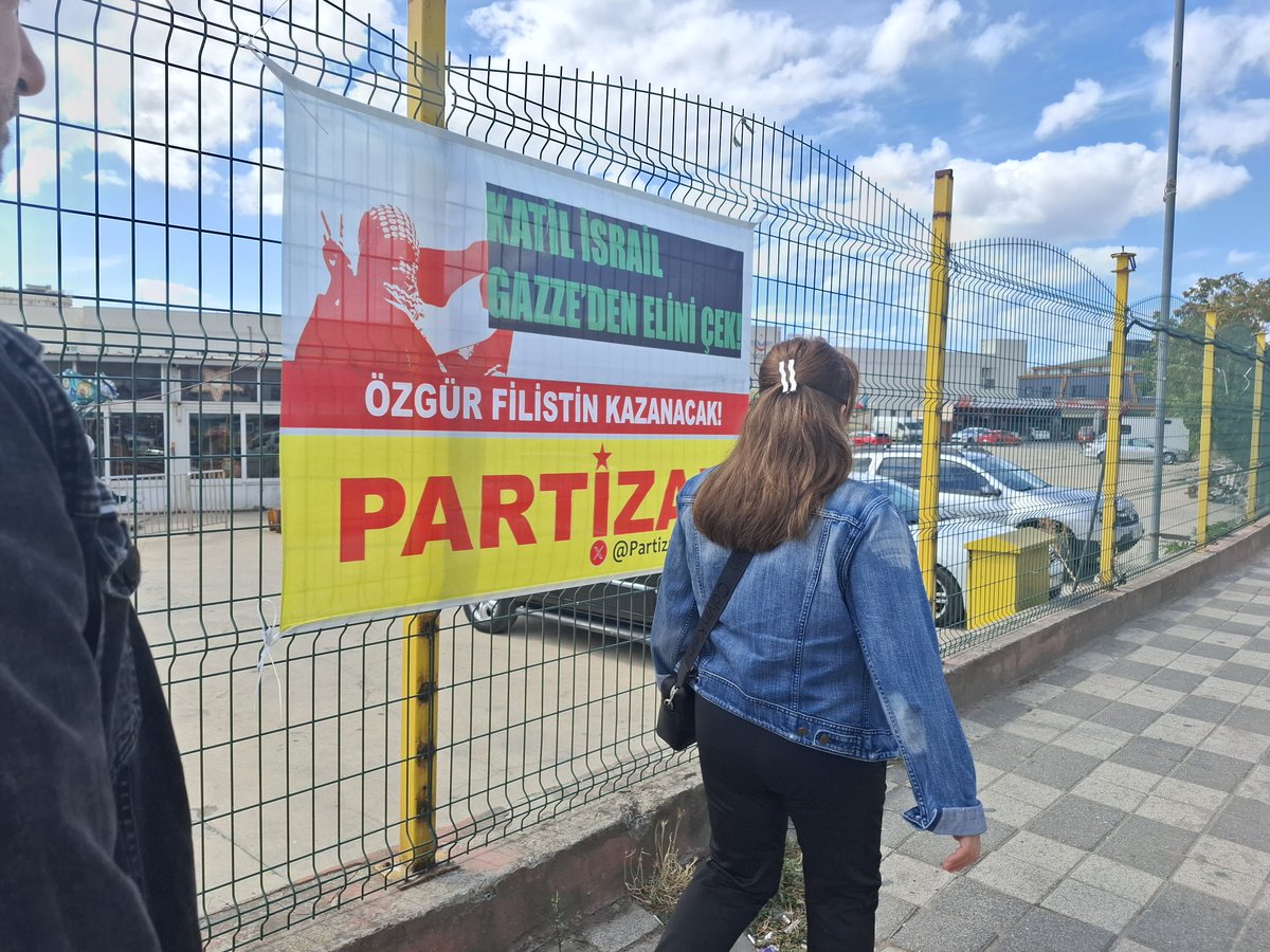 PartizanMerkez4's tweet photo. 📍İstanbul
Küresel Sumud Filosu,  halkların Filistin'le dayanışmasının sembolü olarak Gazze'ye insani yardım götürmeye çalıştı. 
İsrail'e tam ambargo

AKM'den Dolmabahçe'ye Yürüyoruz      
📅5 Ekim Pazar       
⏰Saat: 15.00 
#5Ekim https://t.co/7B1SEPcnl4