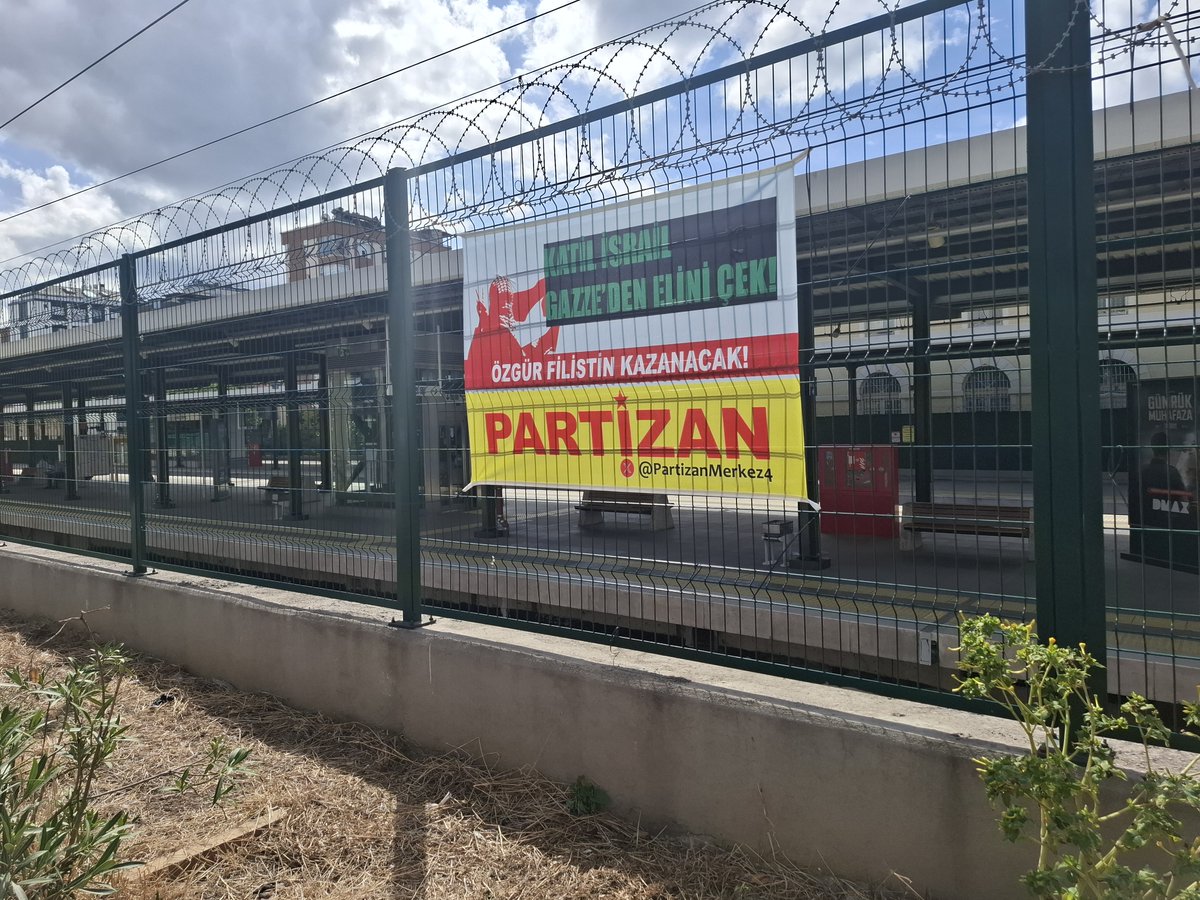 PartizanMerkez4's tweet photo. 📍İstanbul
Küresel Sumud Filosu,  halkların Filistin'le dayanışmasının sembolü olarak Gazze'ye insani yardım götürmeye çalıştı. 
İsrail'e tam ambargo

AKM'den Dolmabahçe'ye Yürüyoruz      
📅5 Ekim Pazar       
⏰Saat: 15.00 
#5Ekim https://t.co/7B1SEPcnl4