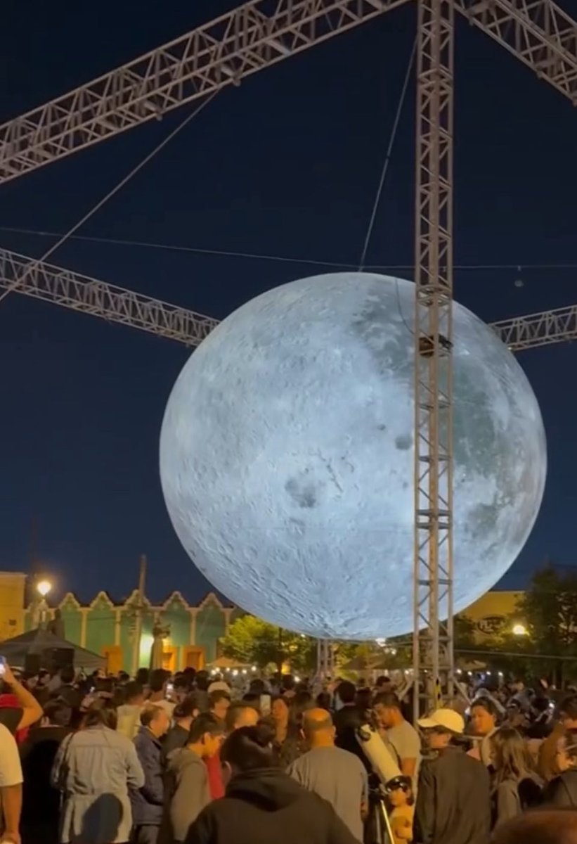 AvseFernando's tweet photo. $𝟕𝟎 𝐌𝐈𝐋 𝐏𝐄𝐒𝐎𝐒 𝐃𝐈𝐀𝐑𝐈𝐎𝐒
¡Se pasan! 

Eso cuesta la renta diaria de este globo en forma de luna que el pan colocó para que vayan a verlo durante 26 días en el municipio #Querétaro.

Con una ciudad llena de baches y socavones: ¿Cuántos se podrían tapar con ese dinero? 

#YaSeVan