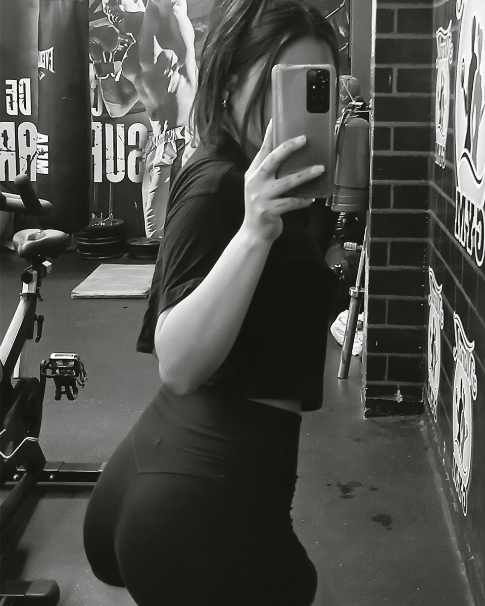 El sol me dio fuerzas y las máquinas me ayudaron a sacar mi mejor ángulo 🔥. Hoy no solo entrené… también calenté a más de uno en el gym 😏💦. ¿Serías capaz de concentrarte si me ves ahí?

#curvy #swinger #bigbooty #culona #Onlyfans #sexy #latina