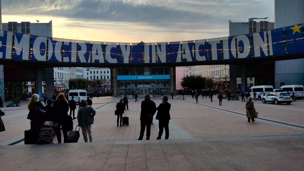 TorbidoniGiulia's tweet photo. Democracy in action, davanti al Parlamento europeo.
A migliaia gridano #StopGazaGenocide‌NOW 
Perché no, non è vero che quello che dice il diritto internazionale vale fino a un certo punto. Vale sempre, ovunque, e per tutti. 
@EUparliament
#GlobalSumudFlotilla https://t.co/Ykk6Mql32o
