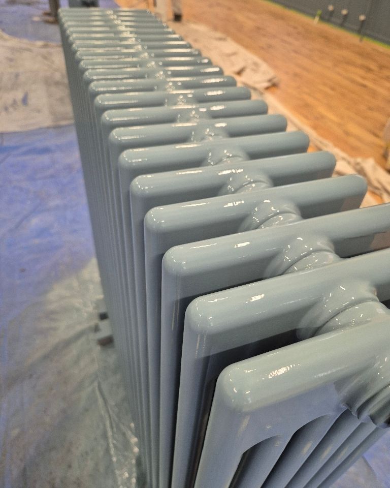 NevinDecor's tweet image. Another morning Teaching one of our apprentices @ethansteele28 how to spray @crownpaintsuk fast flow satin to these radiators for a job in Edinburgh. An excellent job done for a beginner #airless #spraying #graco #flawless #teaching #thefuture #professional #painters #decorators
