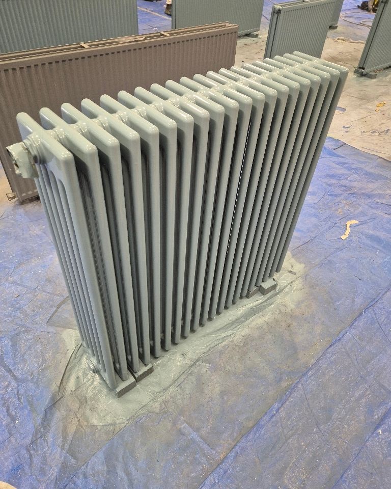 NevinDecor's tweet image. Another morning Teaching one of our apprentices @ethansteele28 how to spray @crownpaintsuk fast flow satin to these radiators for a job in Edinburgh. An excellent job done for a beginner #airless #spraying #graco #flawless #teaching #thefuture #professional #painters #decorators