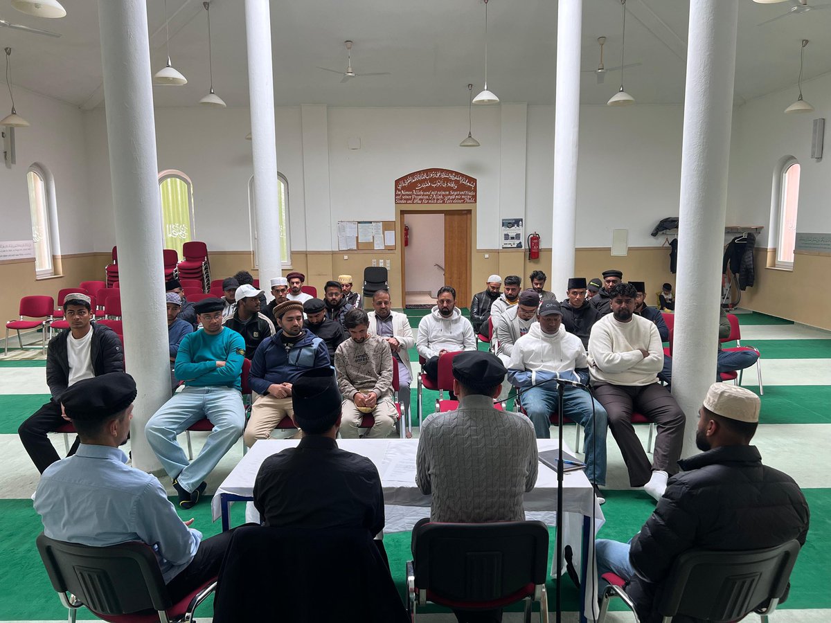📍 Shoba Tarbiyyat besuchte die Majalis Koblenz Masroor und Koblenz Tahir.

💬 Im Mittelpunkt stand das Thema Identität: Wie kam in meiner Familie Ahmadiyyat? Und warum bin ich Ahmadi? Diese Fragen gaben Raum für persönlichen Austausch und gemeinsame Reflexion.