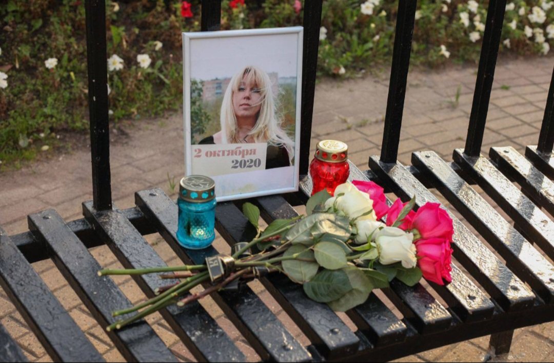 В Нижнем Новгороде задержали дочь журналистки Ирины Славиной. Она пыталась возложить цветы у места гибели матери!
Система боится не митингов,не лозунгов.Она боится памяти!
Боится, что мы не забудем!
И мы не забудем!