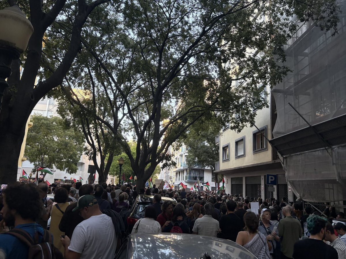 #Lisboa ahora: frente a la Embajada de Israel, gritando #PalestinaLibre. Somos muchos, podemos ser más. Es de justicia