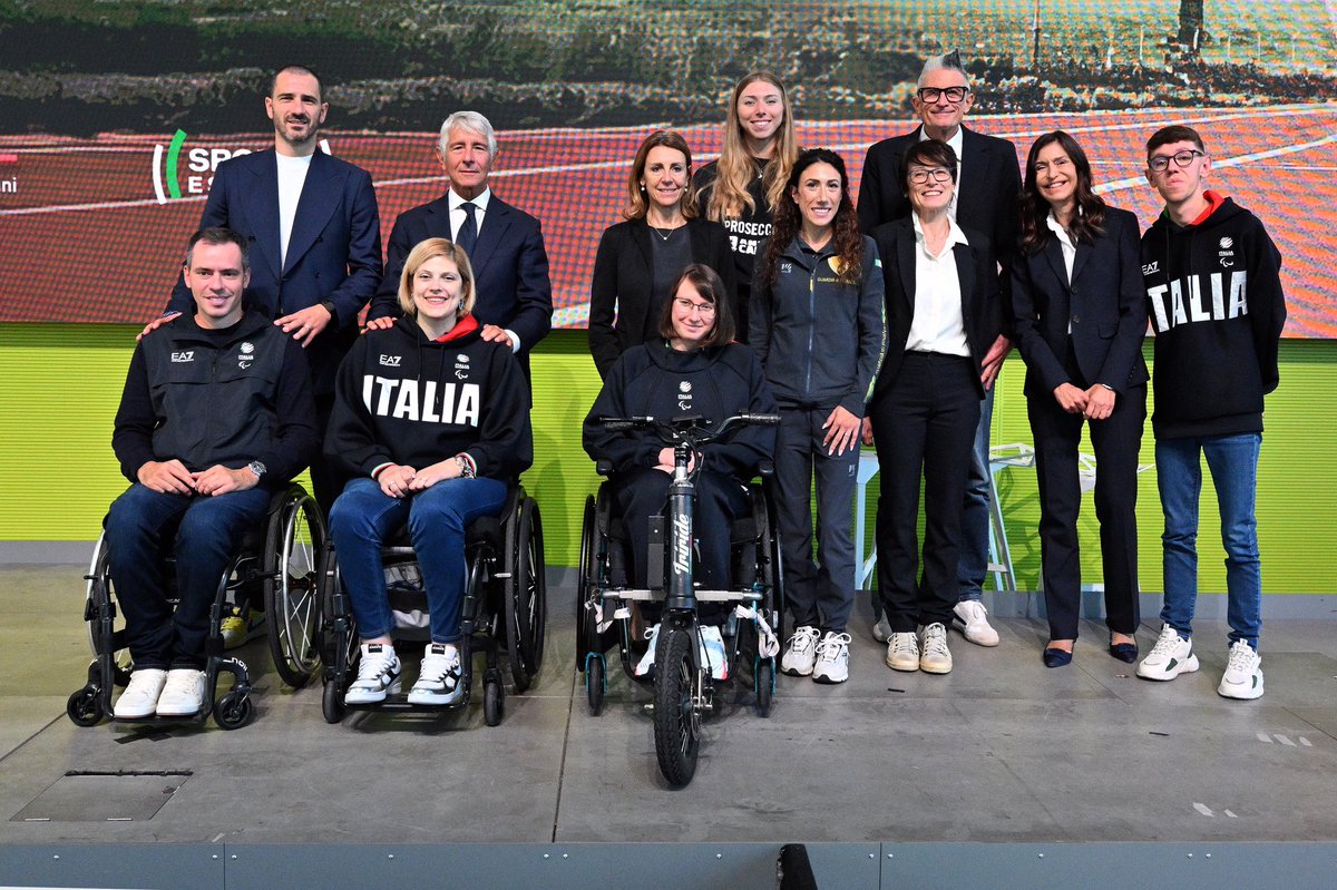Il valore dello sport e i suoi significati più profondi. Le gesta eroiche delle campionesse e dei campioni azzurri. La voce narrante di una leggenda assoluta come Pietro Mennea. Le emozioni, le passioni e le storie di uomini e donne uniti nel Tricolore.

Sono questi gli elementi