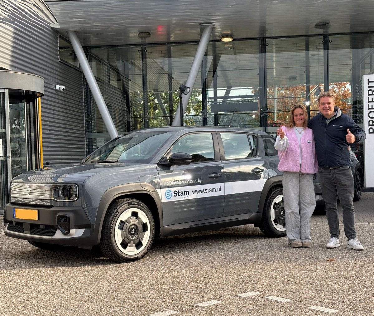 StamRenault's tweet photo. Trots dat we Jip Dicke dit seizoen mogen sponsoren met een Renault 4! We wensen haar heel veel veilige kilometers en natuurlijk een topseizoen toe.💪

Benieuwd naar haar avontuur? Volg @jipdicke_, haar team @schcdames1 en haar club @schc_stichtsche 

#Stam #StamRenault https://t.co/zz4sbR1lpB