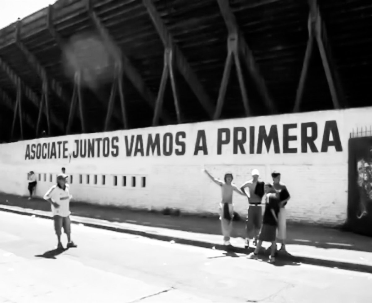 Me voy corriendo a ver
Qué escribe en mi pared
La tribu de mi calle.