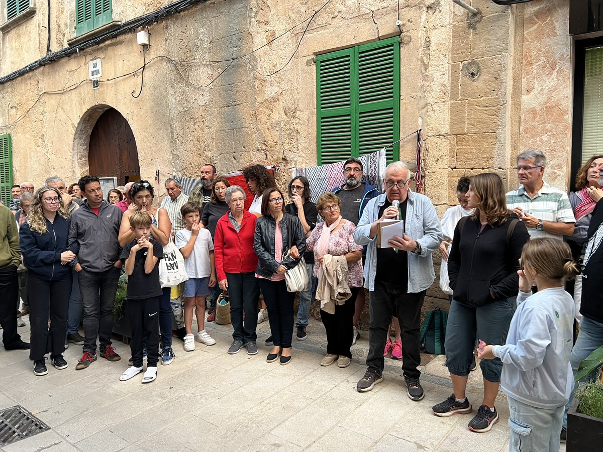 Un centenar de persones han assistit a la concentració en suport a la flotilla de Gaza, en la qual hi participaven 3 dones mallorquines. En el plenari feu un recés perquè hi assistissin els regidors, però només han baixat a la manifestació els grups de PSOE i Més per Algaida.