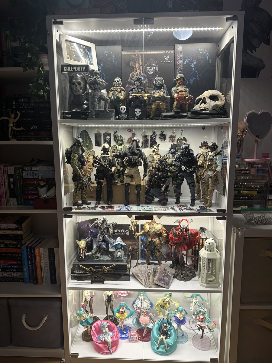 Sotie_'s tweet photo. My favorite shelf atm 

#CallofDuty #ELDENRING https://t.co/lcjQTQrUJy