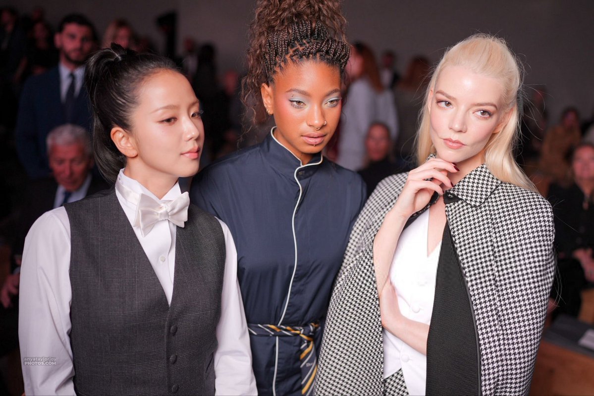 anyarchive's tweet image. jisoo, willow smith and anya taylor-joy at the dior ss26 fashion show