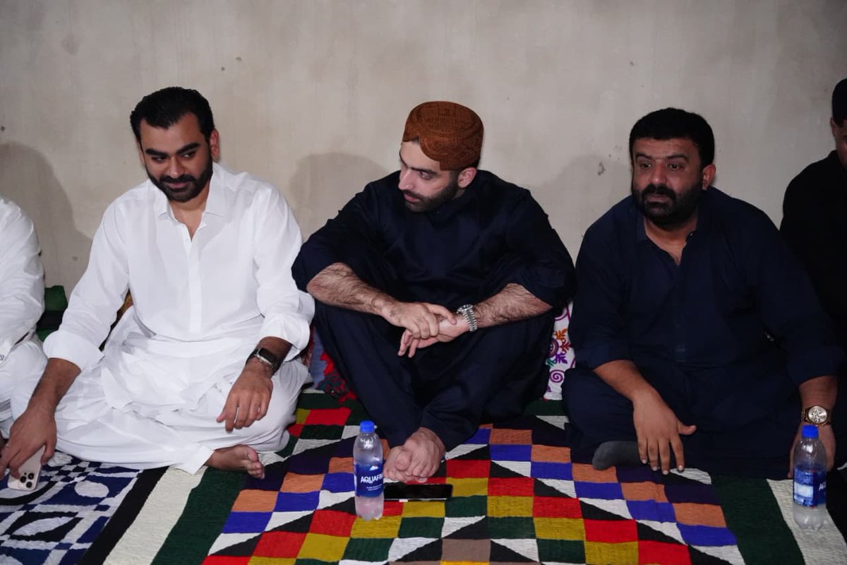 AligulPanhwar71's tweet photo. In moments of sorrow, leadership is about presence & prayers. @rawalsharjeel today stood by families in his halqa, offering Fatiha Khuwani.
#AwamiLeader #PPPYouth
@sharjeelinam https://t.co/q8UJ1H4G0k