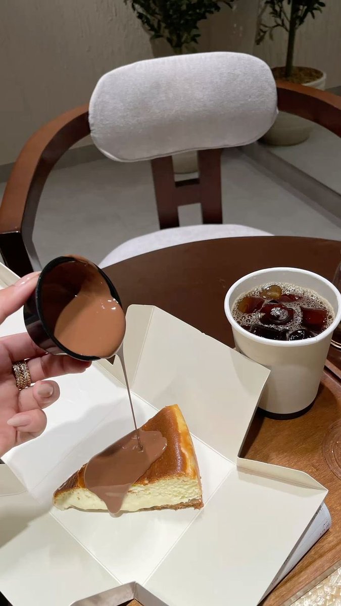 فنـجال قهــوه و أبتـسامه و سعة بال
تلقـى المســاء يروق لو كنت ضايق

لا تقـول مـالي خلـق و تـكـدر الحـال
حـــاول تـعيــش من التفـاؤل دقـايق
'
               💕مساء الخيّر 💕