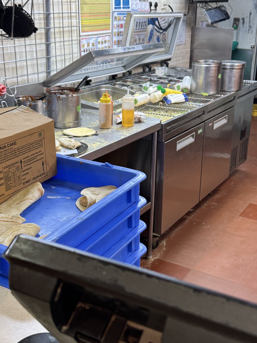 aroraullas's tweet photo. @dominos_india @dominos Condition@your Spice Garden, Munnekolala, Bengaluru. Order #192, ordered@9.25, no status, visited store appalling condition. Entire WalkIn door opened for literally 20 mins, 2 staff, 1 person sitting inside, no del boy. Make offline if cant service. https://t.co/WFvIYdGm6j