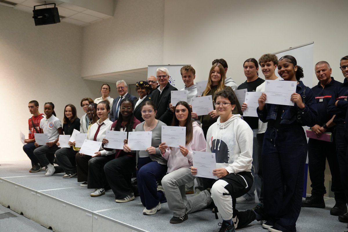 #SNU | Ils étaient 24 ce soir, à se voir remettre leur diplôme du <a href="/snujemengage/">Service national universel</a>. Pendant 2 semaines ils ont eu la chance d’apprendre le secourisme en équipe et de passer le PSE1 et 2 Merci à eux pour leur engagement et félicitations ! 🙏
+ d’infos : snu.gouv.fr