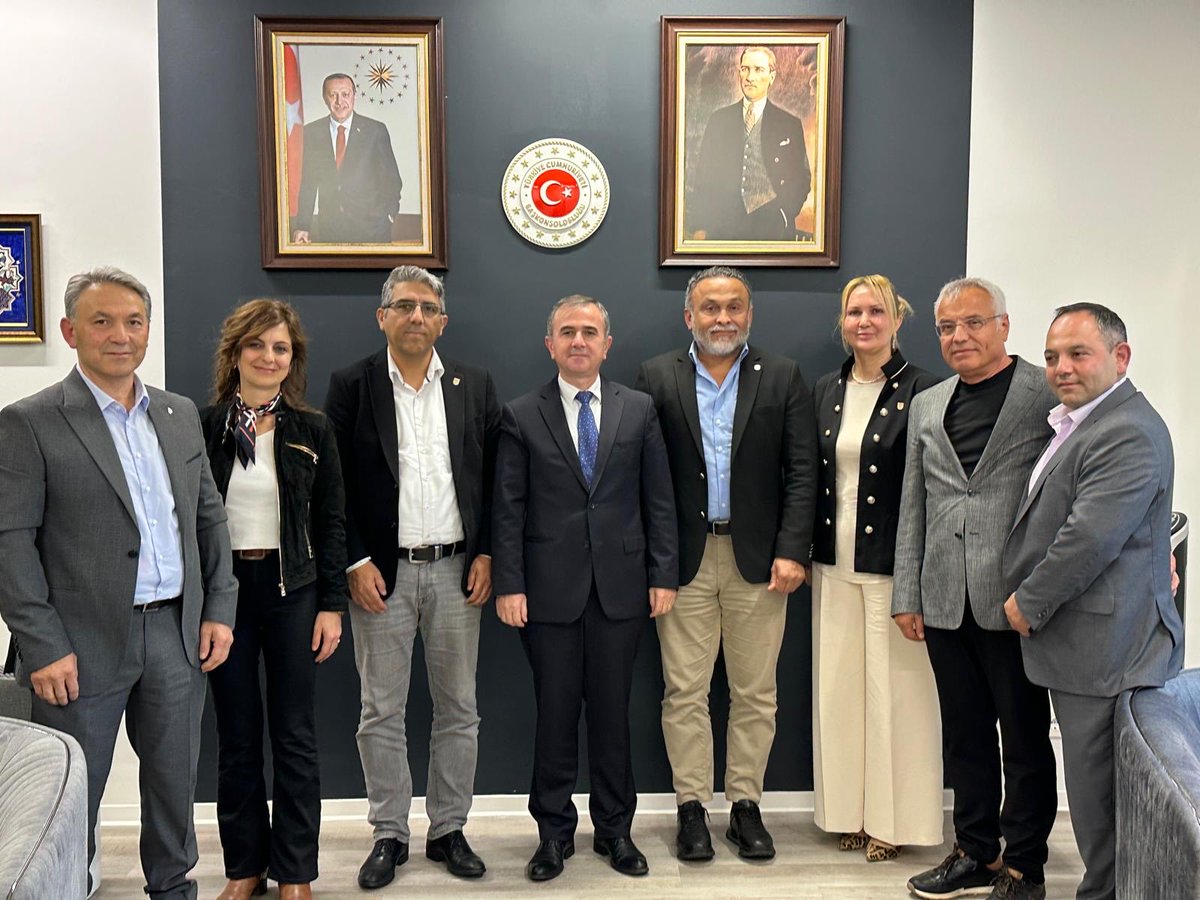 Hamburg Türk Toplumu (TGH) Başkanı Murat Kaplan ve TGH Yönetim Kurulu üyelerine nazik ziyaretleri için teşekkür ederiz.

Vielen Dank an den Vorsitzenden der Türkischen Gemeinde Hamburg (TGH), Murat Kaplan, sowie an die Mitglieder des TGH-Vorstands für ihren freundlichen Besuch.