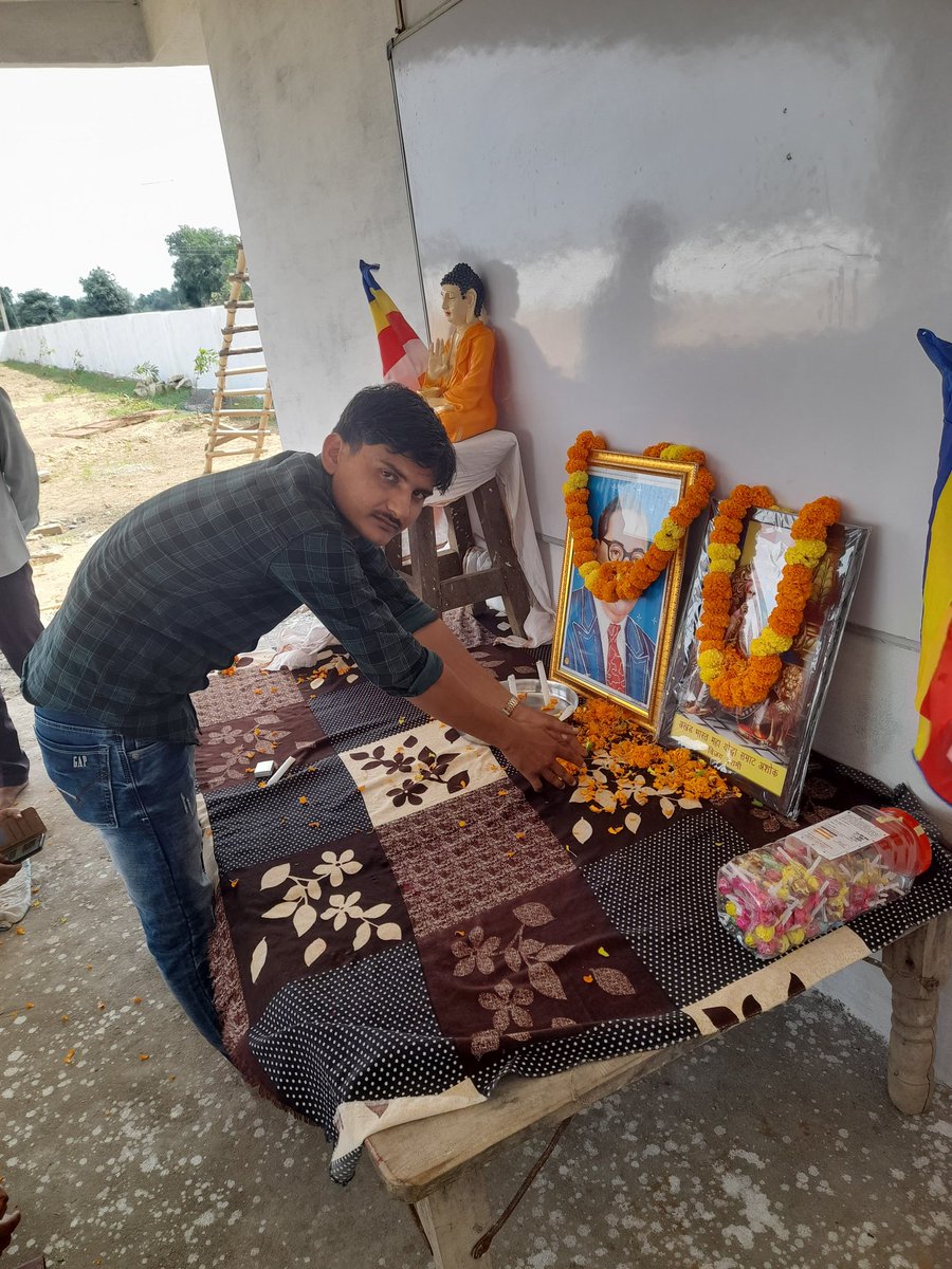 #दशहराब्रेकिंग 
किसी ने रावण का दहन करके दशहरा मनाया 
तो किसी ने बच्चों को कॉपी पेन पेंसिल वितरित करके अशोक विजयदशमी मनाई ।  विस्तार से पढ़िए पूरी खबर 

अम्बाह :- जानकी बौद्ध विहार में धूमधाम से मनाई गई अशोक विजयादशमी

अम्बाह स्थित जानकी बौद्ध विहार में बुधवार को अशोक विजयादशमी