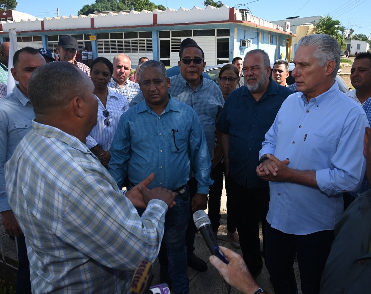 📌| Acompañado por el primer ministro, <a href="/MMarreroCruz/">Manuel Marrero Cruz</a>, la viceprimera ministra, <a href="/InesMChapman/">Inés María Chapman Waugh</a> y varios ministros, el mandatario intercambió con el delegado de la circunscripción 31, Roilán Basulto, sobre los daños provocados por las lluvias que dejaron incomunicado al territorio.