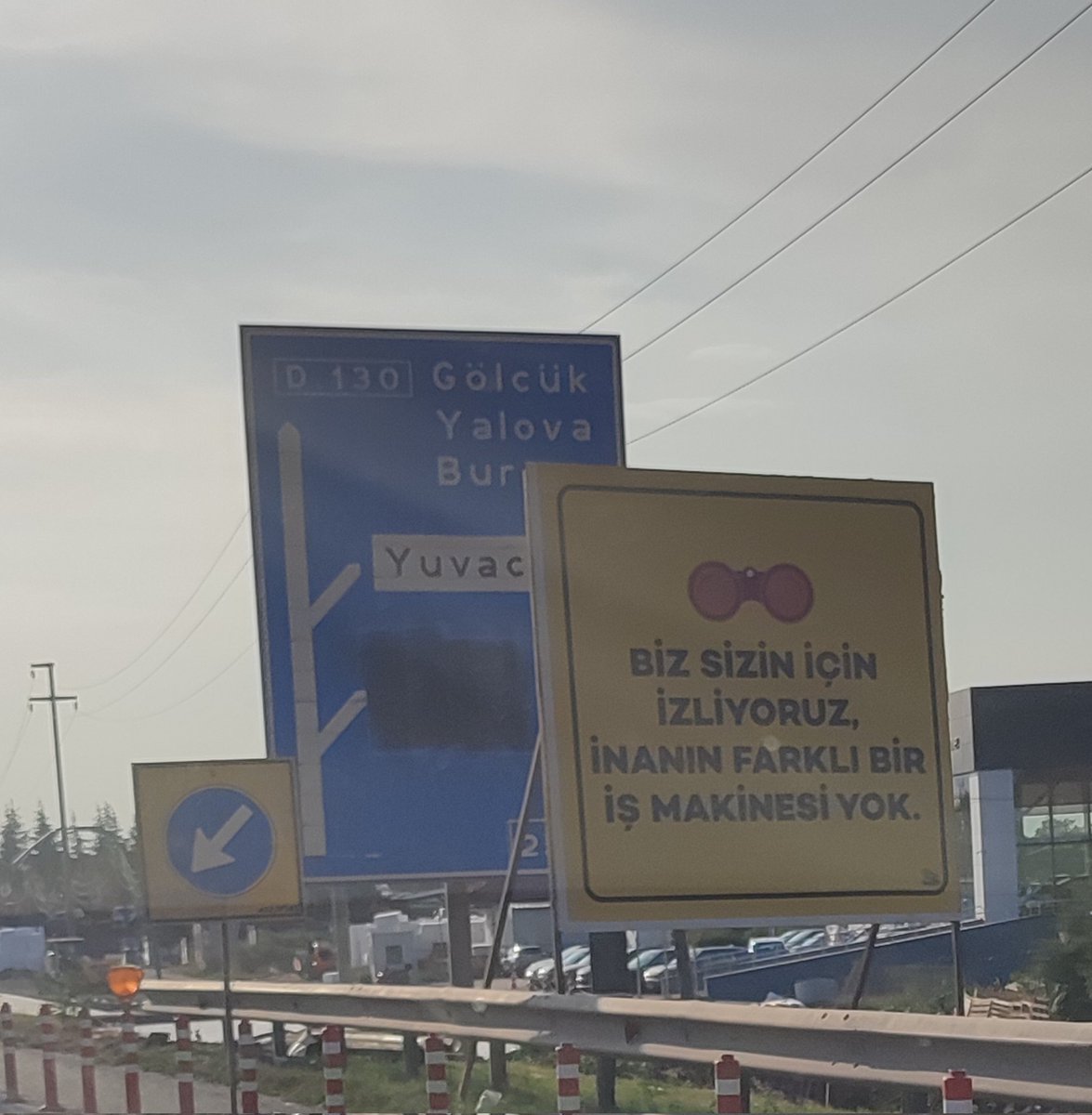 Başiskelede kavşakta çalışma var, şoförler bakmasın diye tabela koymuşlar ahahahahaha muazzam.
Bir de diyor ki siz yolunuza biz de işimize bakalım 😂