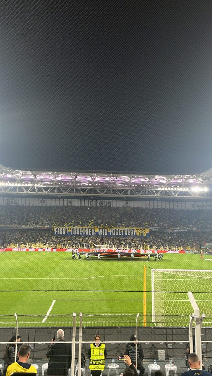 Bu dünya hep yalan dolan 
Senin sevgindir aslolan