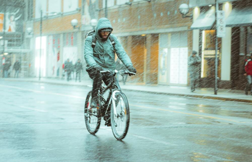 Estudio muestra que la implementación de buena infraestructura para bicicletas fomenta el ciclismo -incluso- en climas extremos. ⛈️🚲👌 treehugger.com/new-study-show…