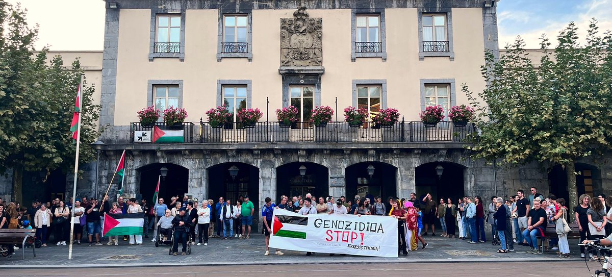 ehbilduAmasaVil's tweet photo. Gaur arratsaldean dozenaka herritar elkartu gara Villabonako Erreboteko plazan, Israelek Gazara laguntza humanitarioa zeraman flotillari egindako erasoa irmoki salatzeko.
Atxilotutako ekintzaileak askatu!
Israelekin harreman guztiak eten!
Genozidioa STOP!
#PalestinaAskatu🇵🇸 https://t.co/tIkXFCNN5r