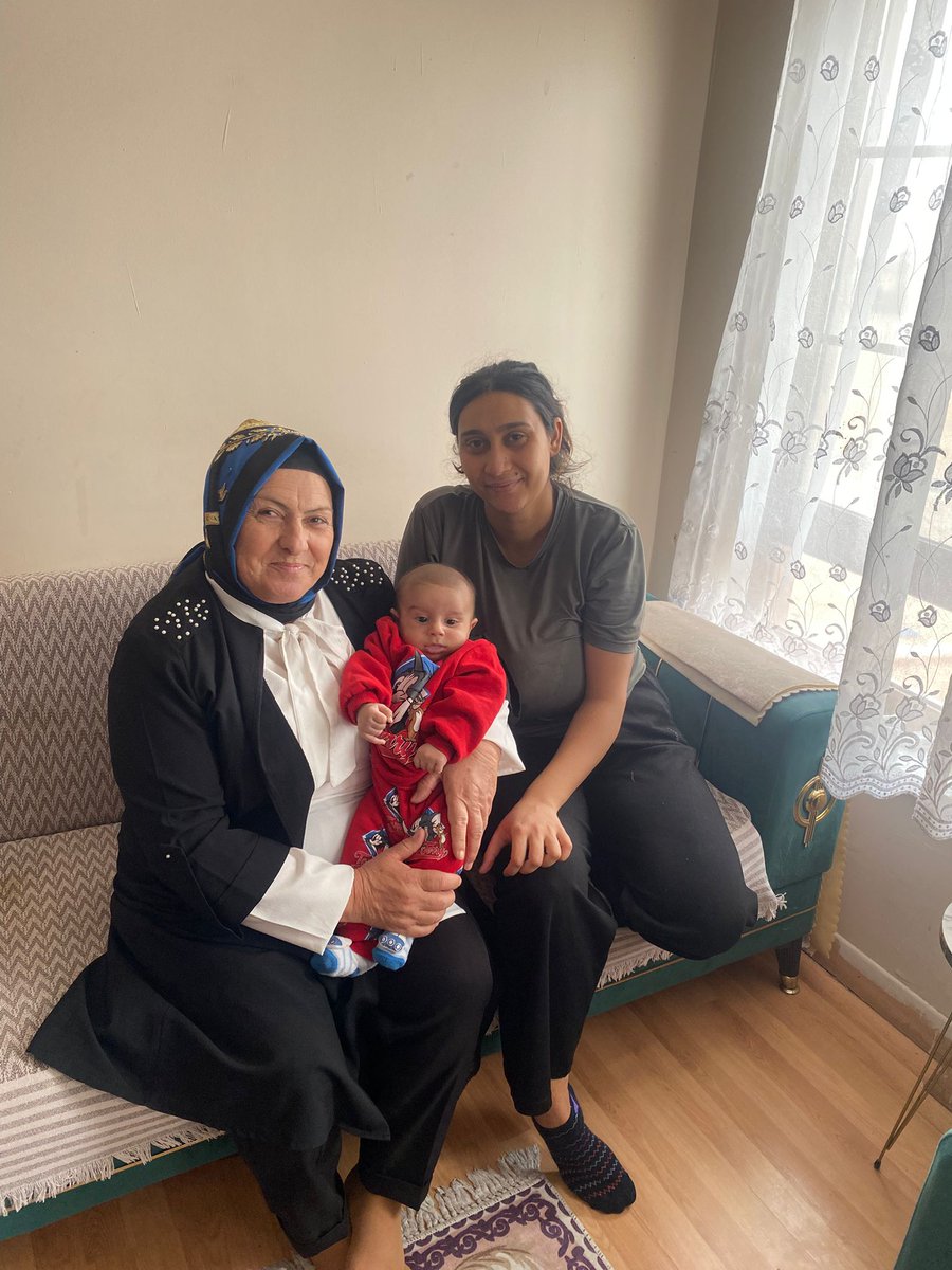 KadMeric's tweet photo. 📍 AK Parti Meriç İlçe Kadın Kolları Başkanımız Sayın Halime Yavuzcan öncülüğünde,
Büyük Doğanca Mahallemizde minik yavrumuz Talha Yiğit bebeğimizi ziyaret ettik. 👶✨

Rabbim sağlıklı, huzurlu ve hayırlı bir ömür nasip etsin. Ailesine de mutluluk ve bereket diliyoruz. 🤍 https://t.co/IDEniJFEku